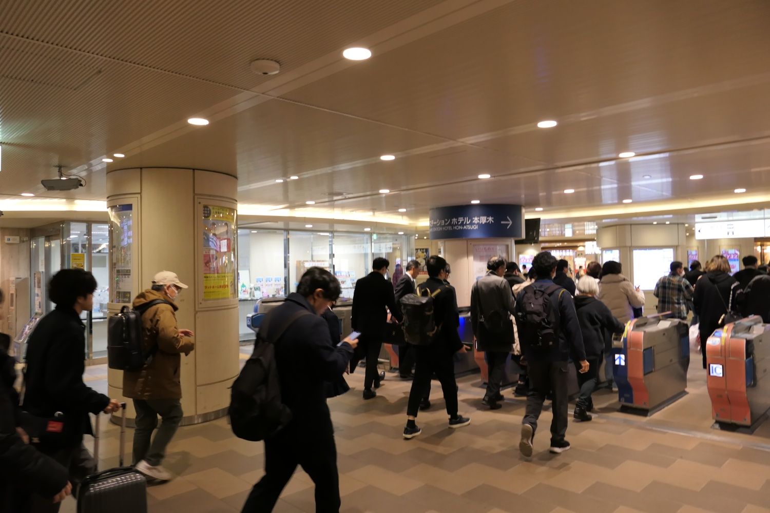 日中も多くの利用者が行き交う（記者撮影）