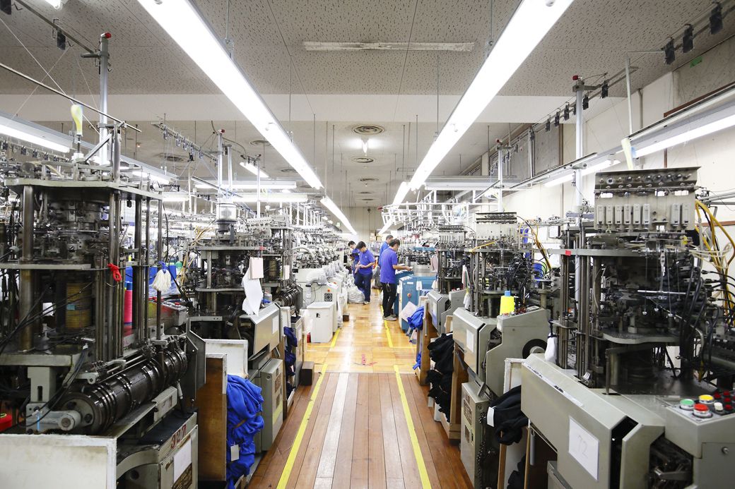 1993年のW杯アメリカ大会予選「ドーハの悲劇」や、日本がW杯に初出場した1998年のフランス大会のサッカーストッキングも手がけた工場内（写真：鈴木靴下提供）