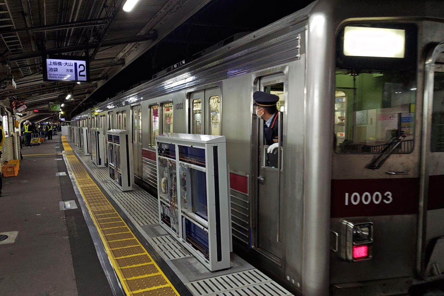 池袋方面へ発車する10000型（記者撮影）