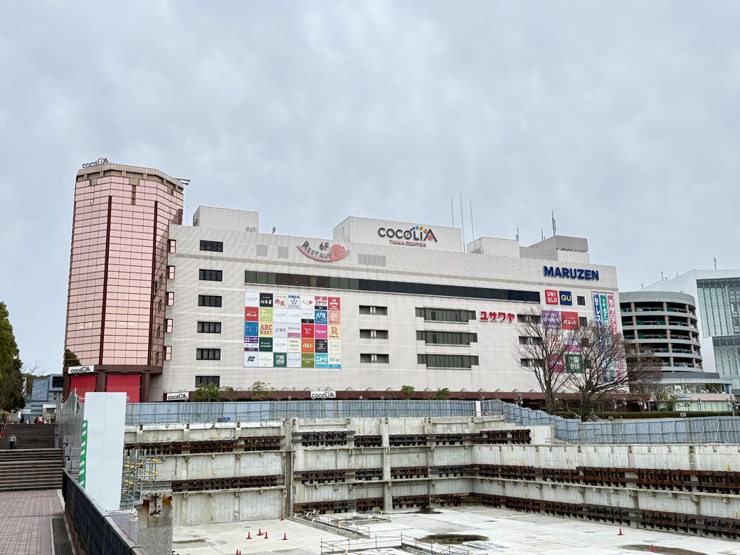 駅前から見た「ココリア多摩センター」。この斜め後ろに「クロスガーデン多摩」がある。駅前から「クロスガーデン多摩」は見えない（筆者撮影）