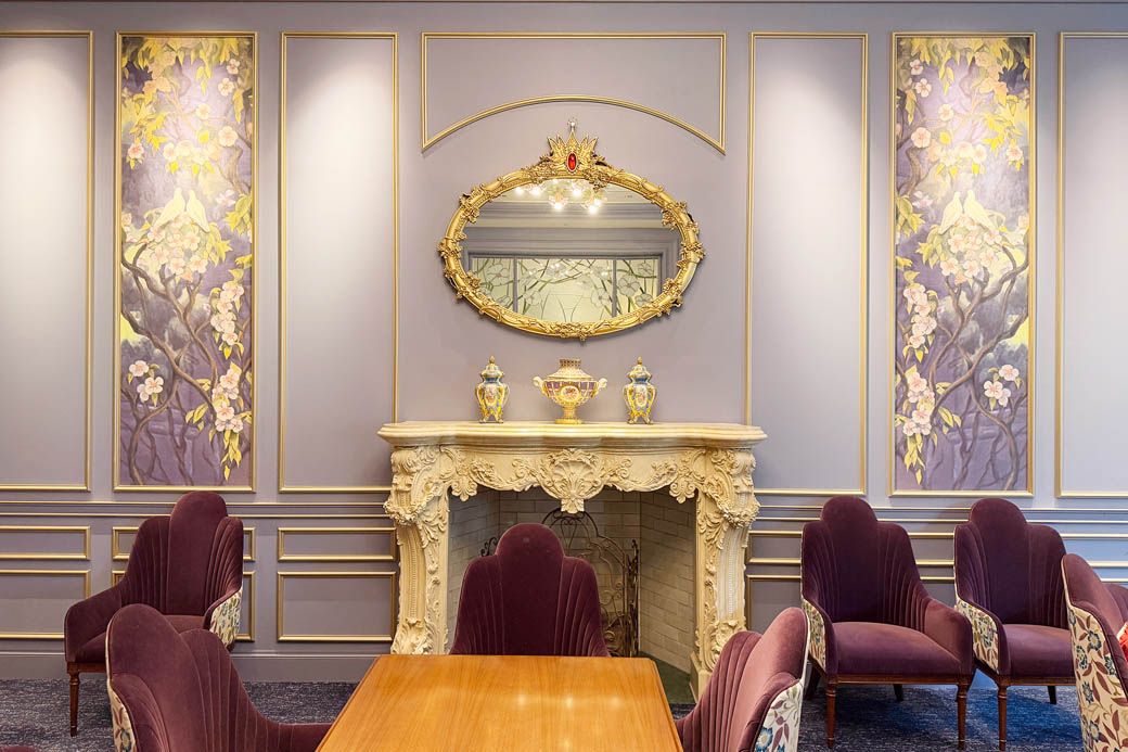 中央には白雪姫の魔法の鏡がモチーフにしたデコレーション。特徴的な冠があしらわれている（写真：筆者撮影）