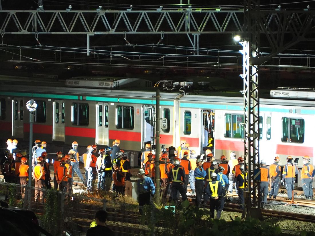 夜間も現場調査と復旧作業は続き、10月6日の深夜に運転を再開した＝2025年10月6日（記者撮影）