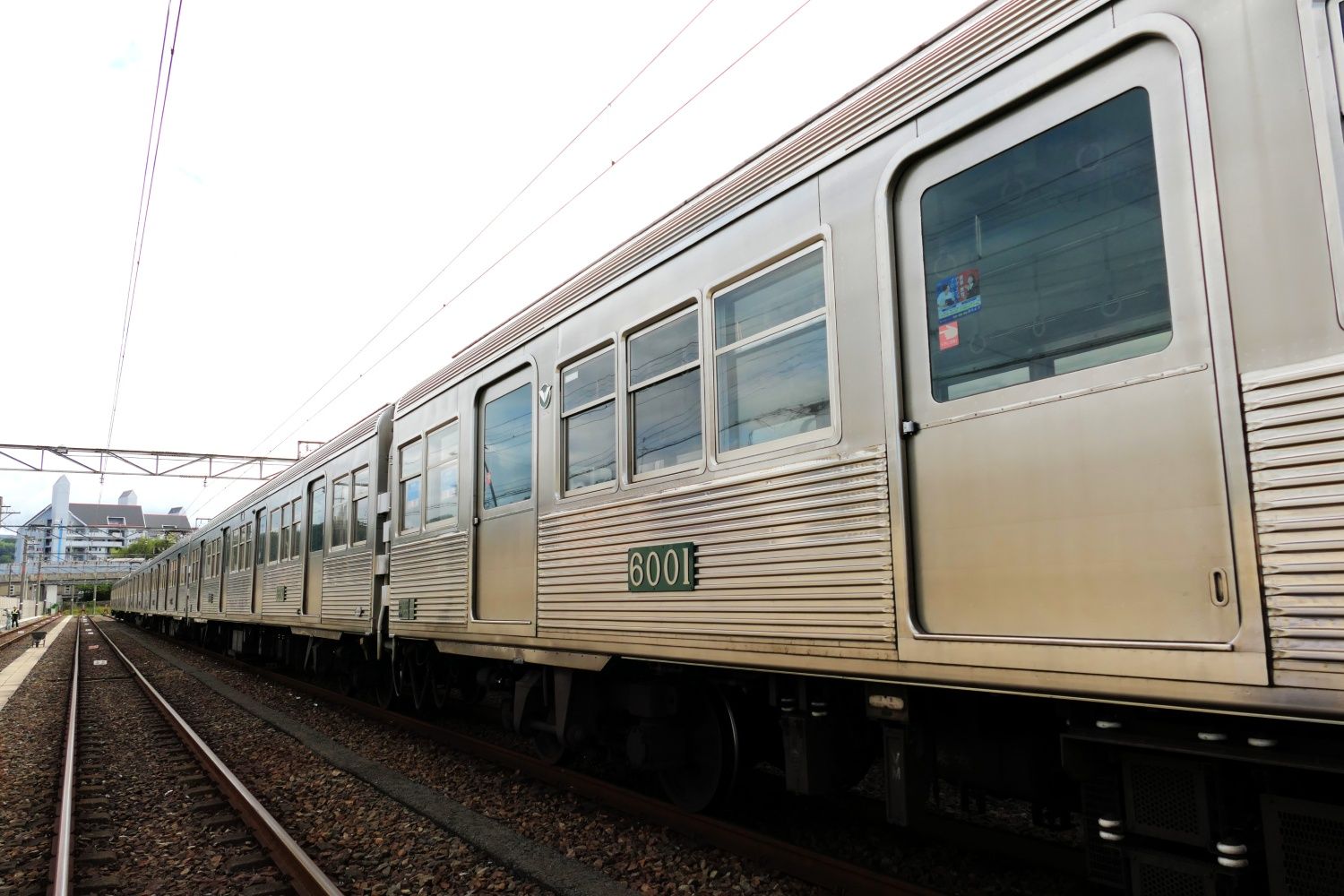 コルゲート外板と片開き式のドアが6000系の特徴（記者撮影）