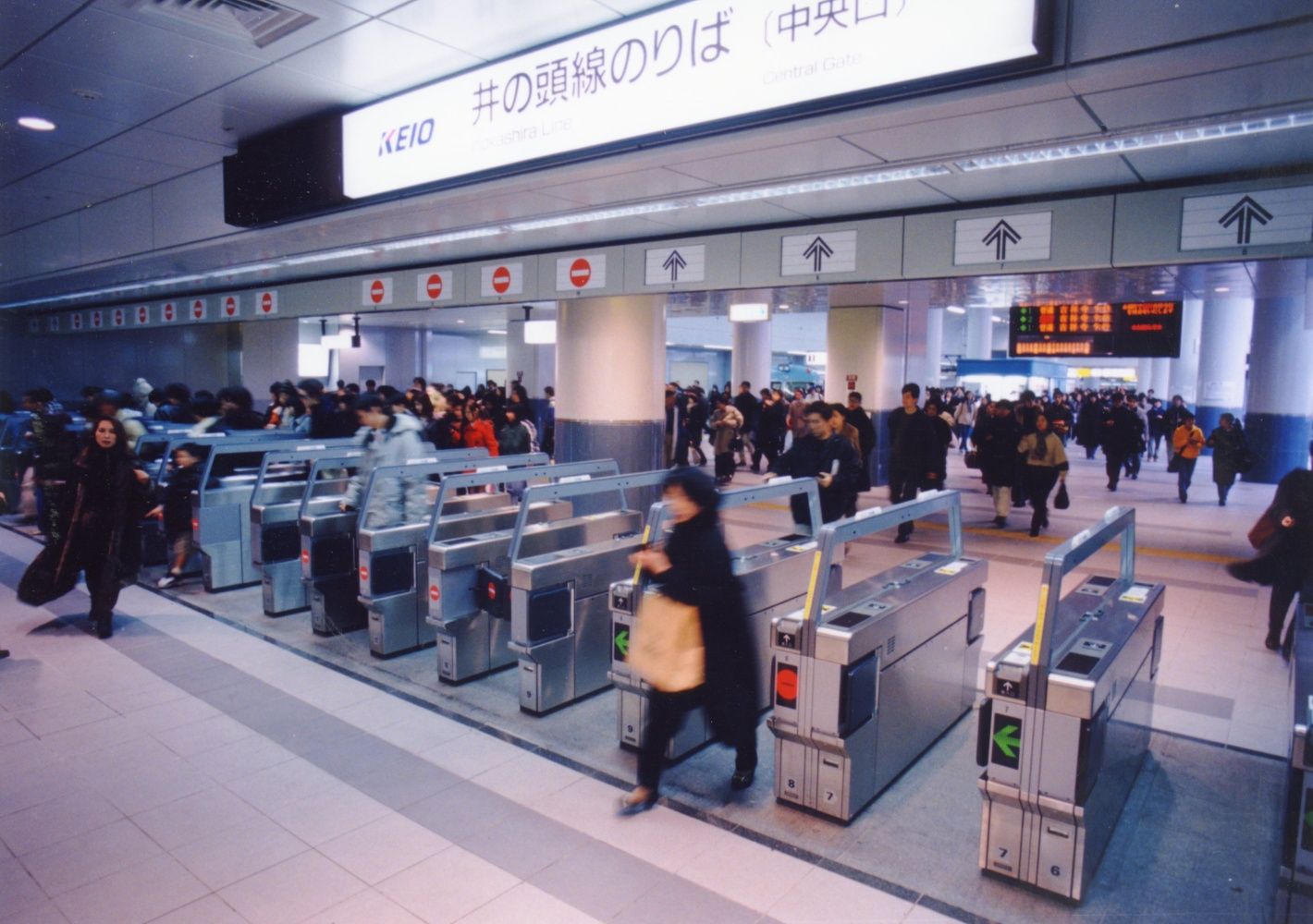 渋谷駅改良工事完成当日の中央口改札。自動改札機がずらりと並ぶ＝1997年（写真：京王電鉄）