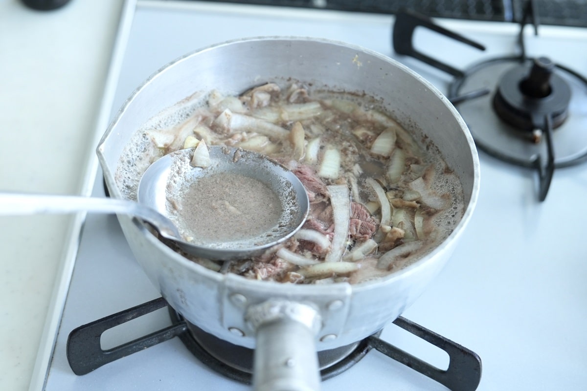 牛肉の表面のタンパク質がマイタケで溶けているので、アクがたくさん出ます（写真：筆者撮影）