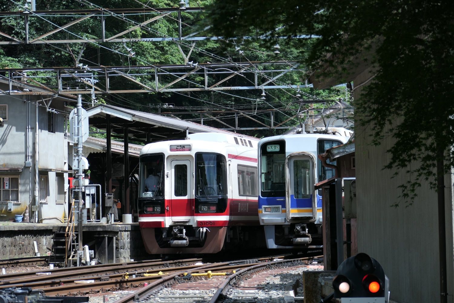 右は「天空」の自由席車両（記者撮影）