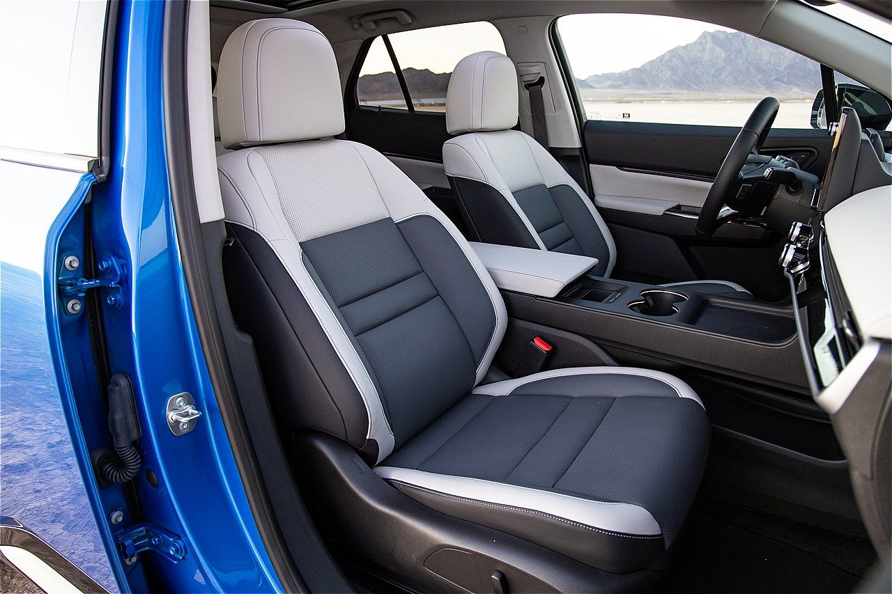 「Elite」はレザーシートを標準装備。運転席に10ウェイ、助手席に6ウェイの電動調整機構が備わり、シートヒーターとシートベンチレーションも標準装備（写真：平野 陽）