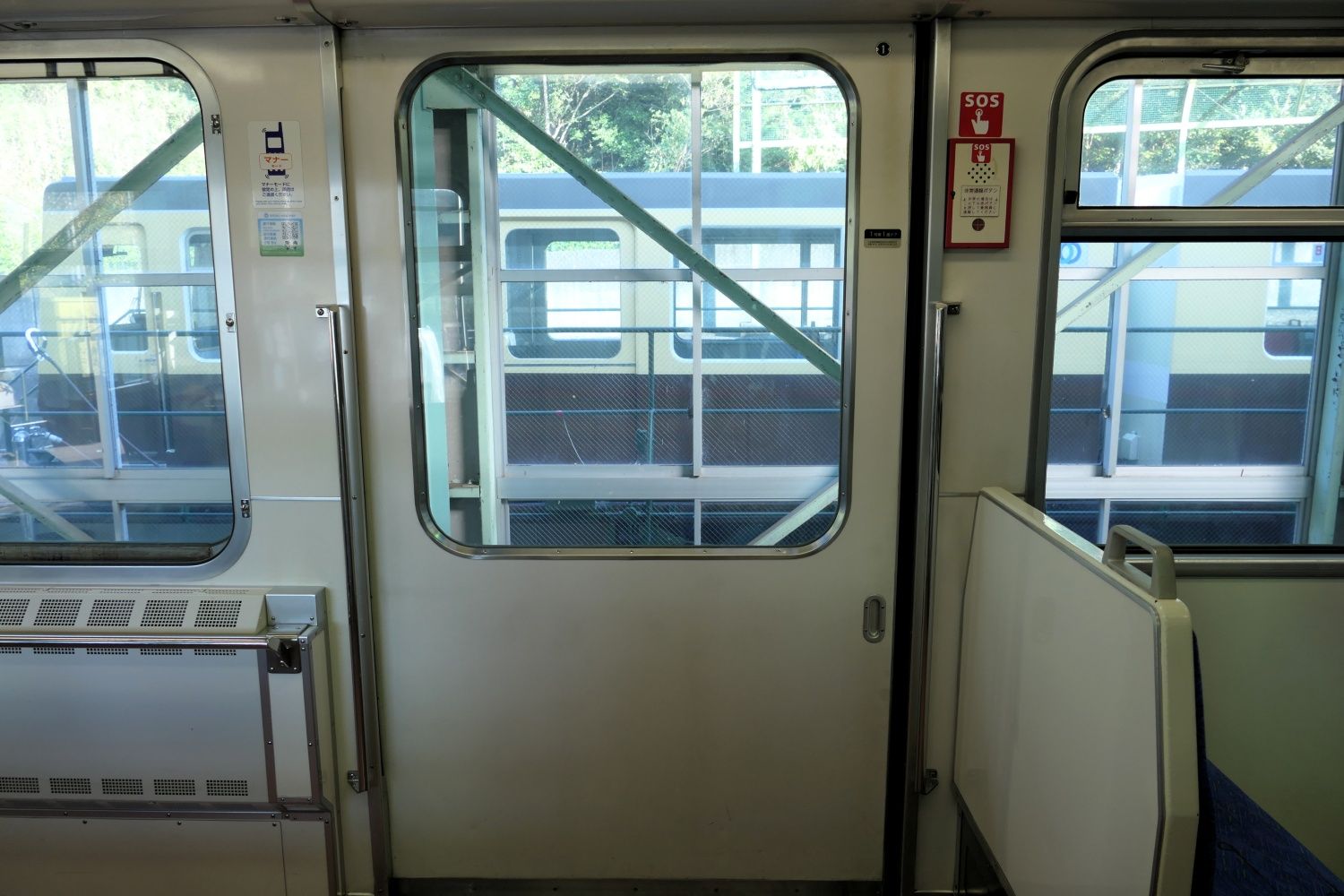 ドアは片開き式（記者撮影）