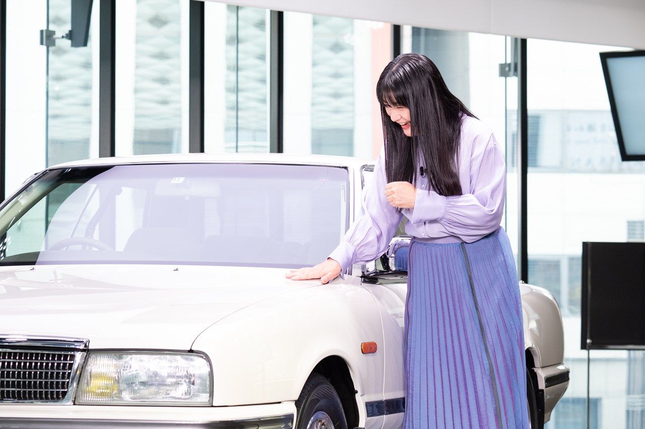 伊藤かずえさんと愛車の写真など（写真：日産自動車）