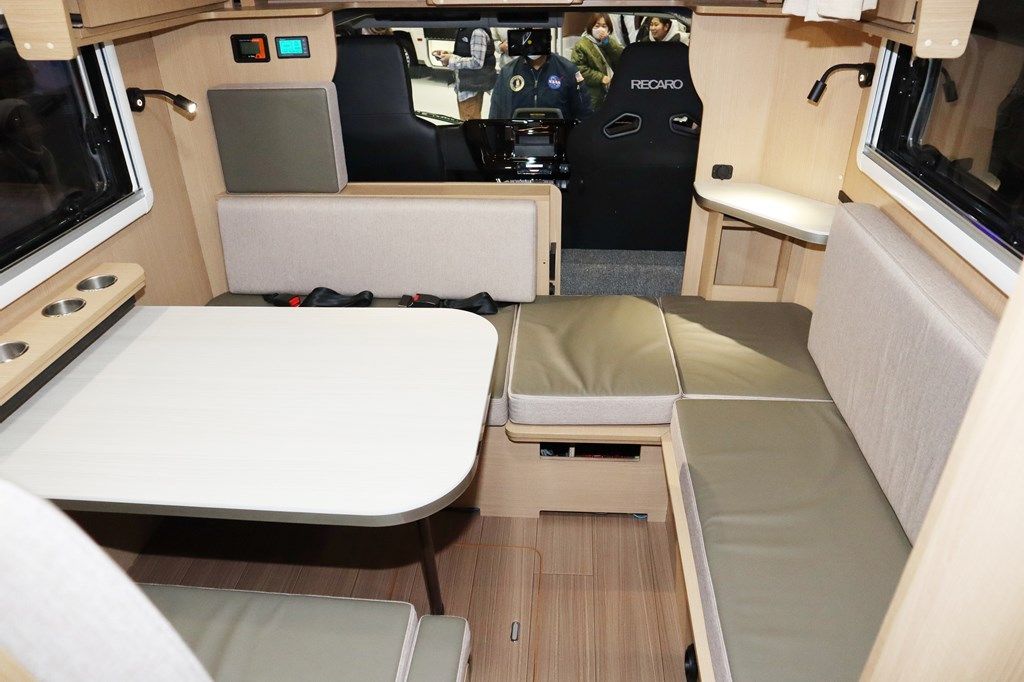 いすゞ「トラヴィオ」をベースにした、バンテックの新型キャンピングカー「コルド リーブス」（写真；筆者撮影）