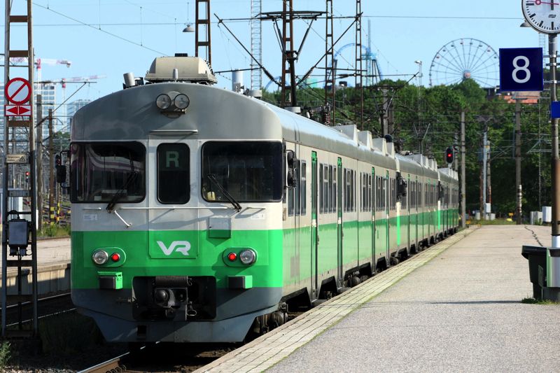 1970年代からの旧型車両も2両編成×3本の6両編成で朝夕に運転（筆者撮影）