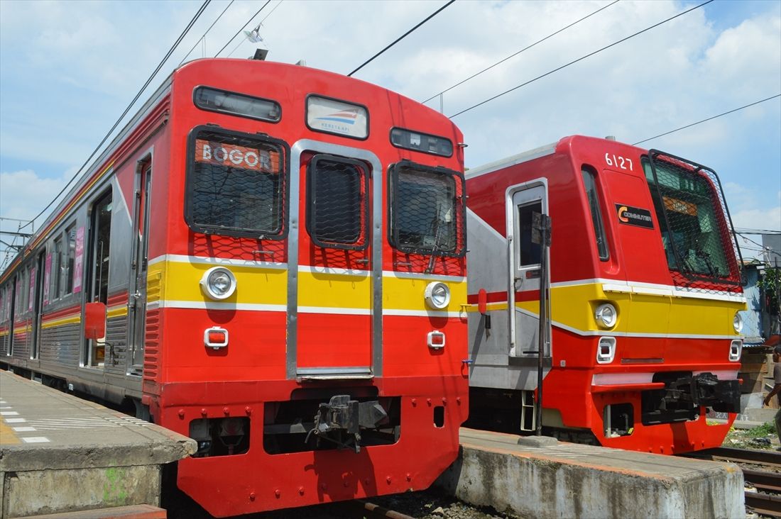 元東京メトロ千代田線の6000系（右）と並んだ8612編成（筆者撮影）