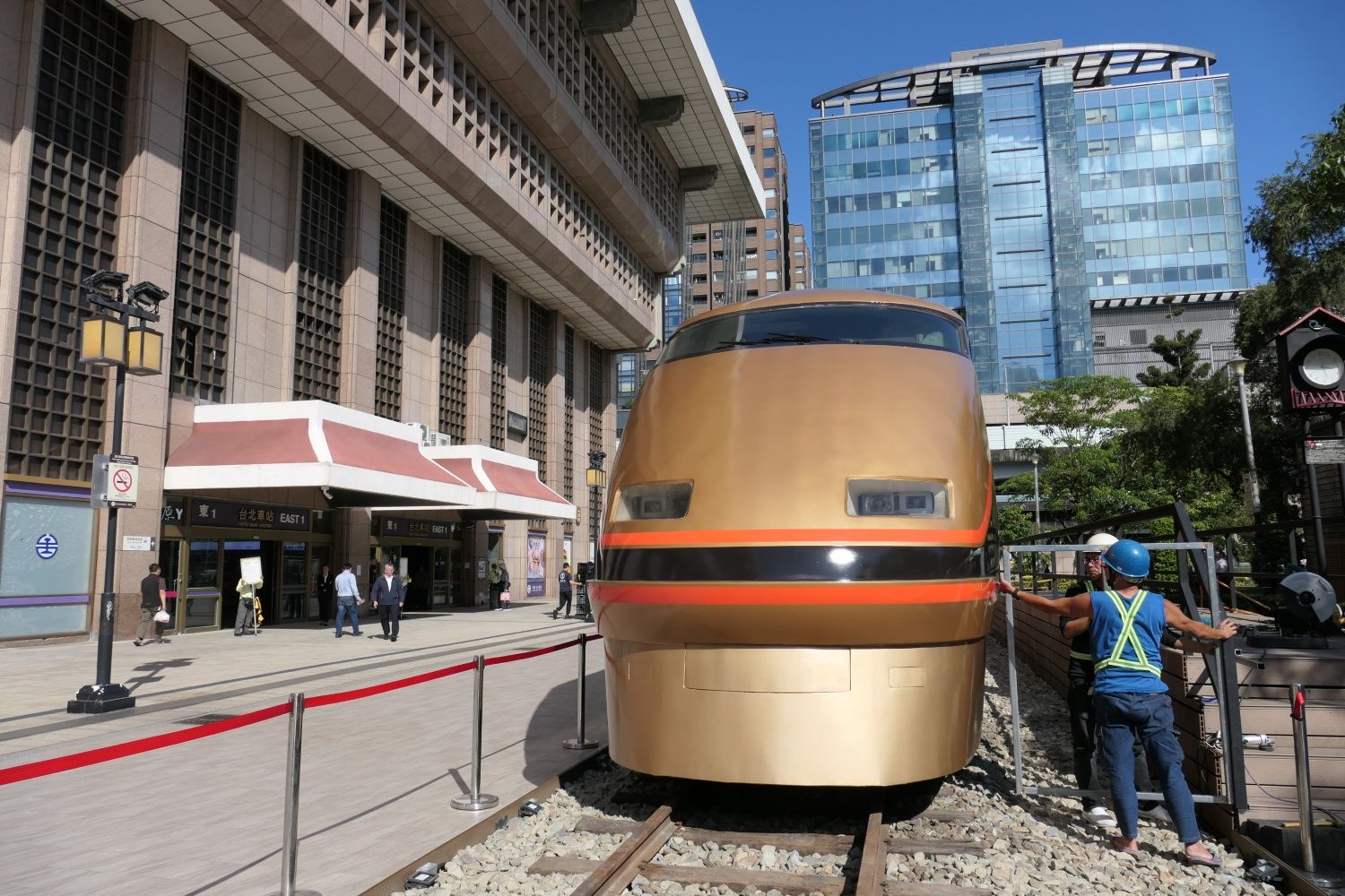 展示場所の整備作業（記者撮影）