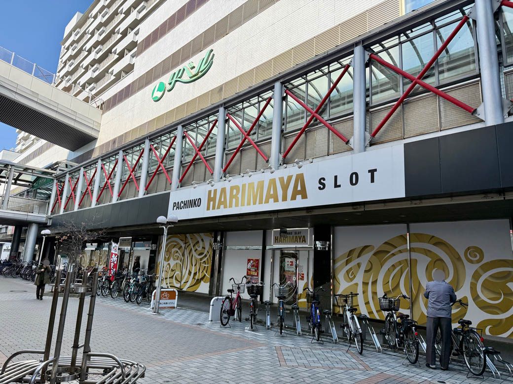 施設外周には自転車が並ぶ。1階にパチンコも入居している（筆者撮影）