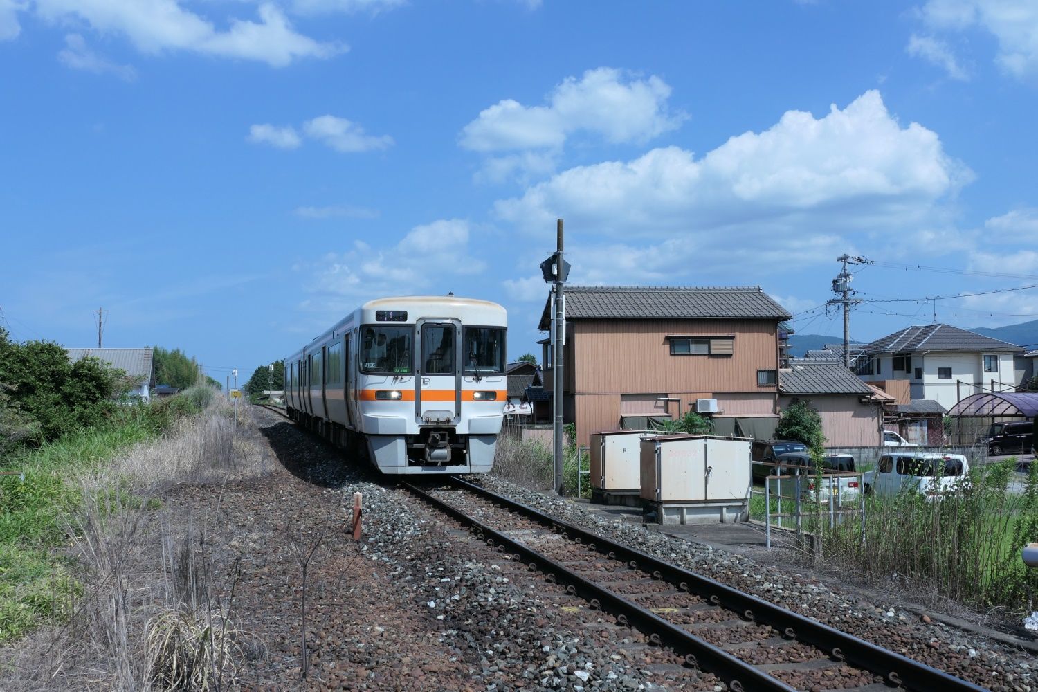 伊勢市方面からやってきた普通列車。電車のような見た目だが気動車（記者撮影）