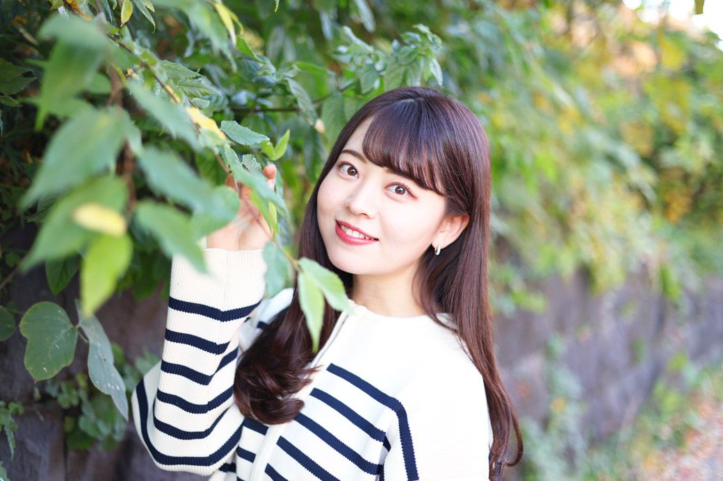 撮影時は少し肌寒かったが、小杉さんは最後まで笑顔を絶やさず応じてくれた（写真：筆者撮影）