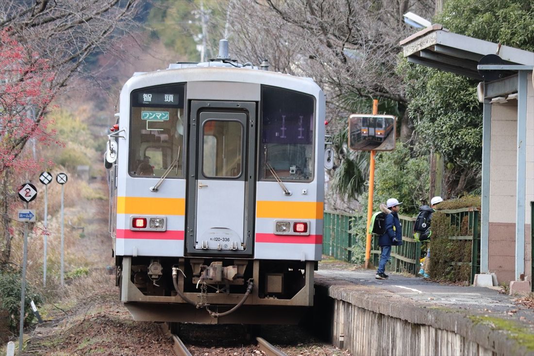 通学の子どもたちと単行の気動車（撮影：南正時）