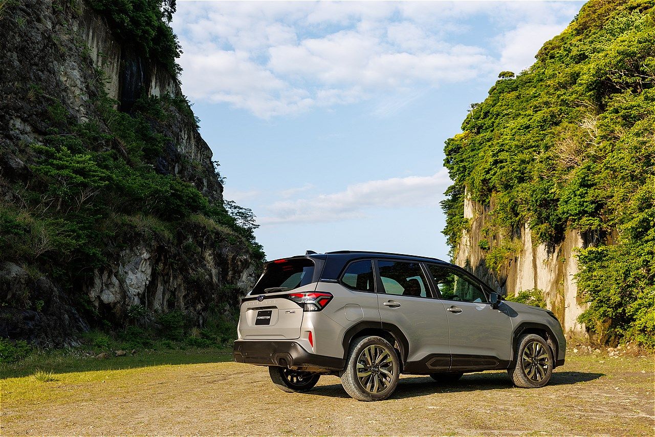スバルの新型「フォレスター Premium S:HEV EX」（写真：SUBARU）