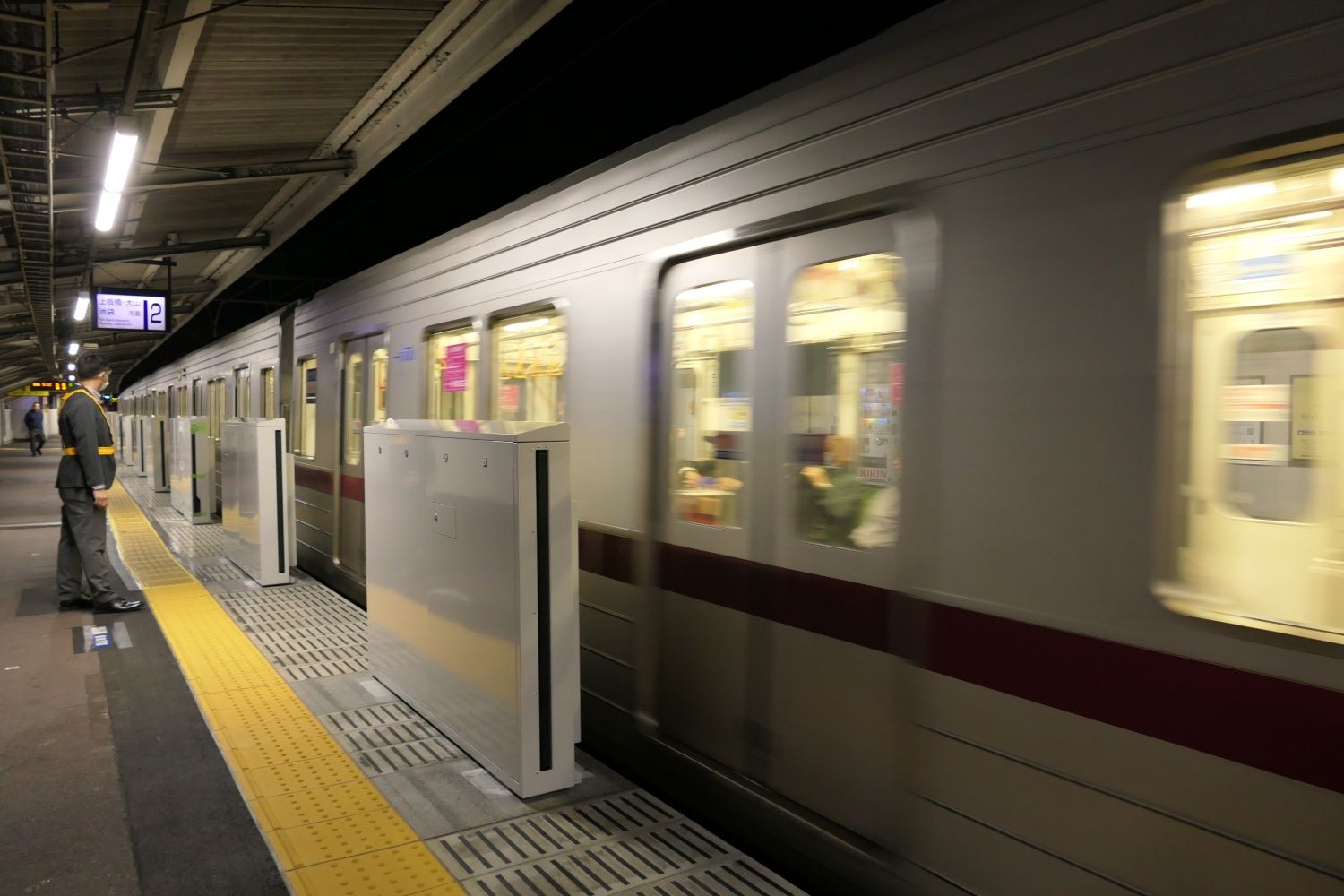 池袋へ向けて発車する始発電車（記者撮影）