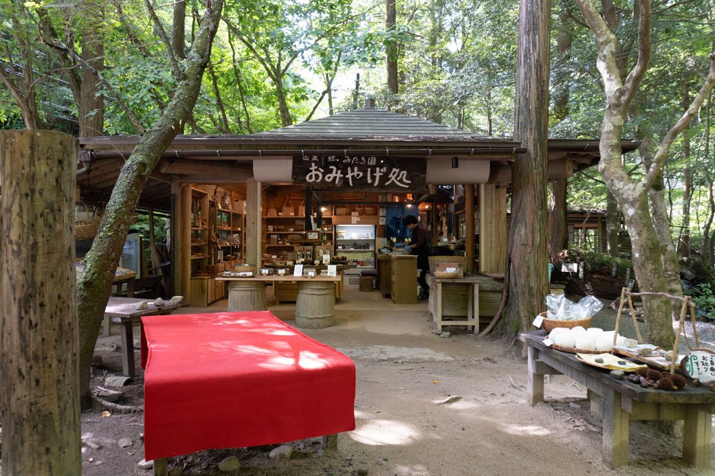 門を入るとすぐ左手にあるおみやげ処。ここでひとやすみするだけでもOK（筆者撮影）
