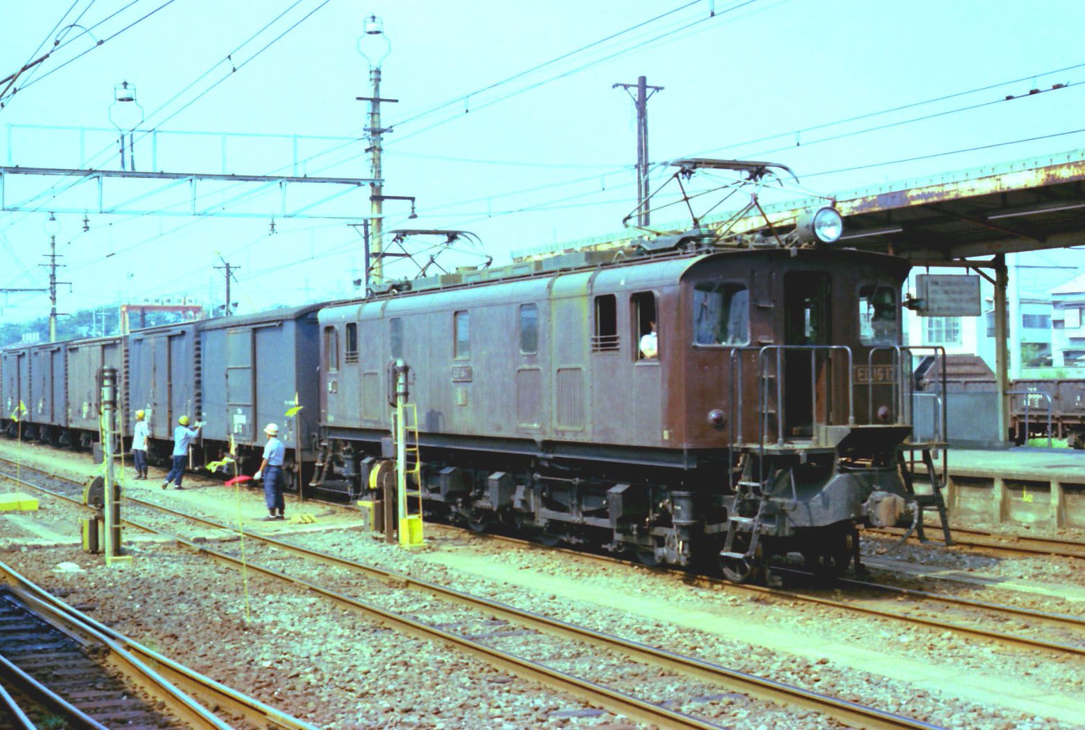 拝島駅に停車するED16形牽引の貨物列車（撮影：南正時）