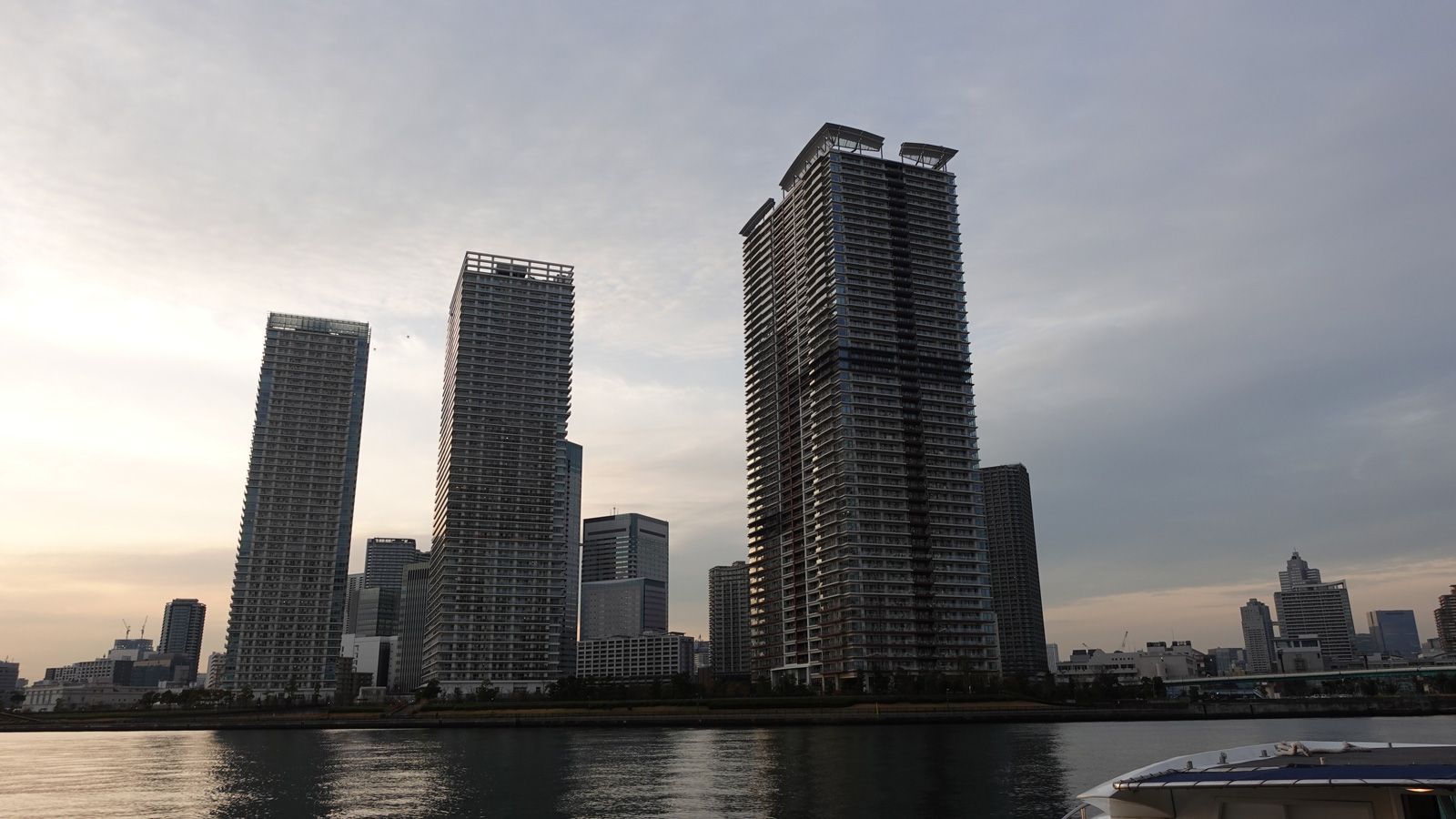高さ170m以上の「タワマン三兄弟」船からでしか見られない景色だ(筆者撮影)