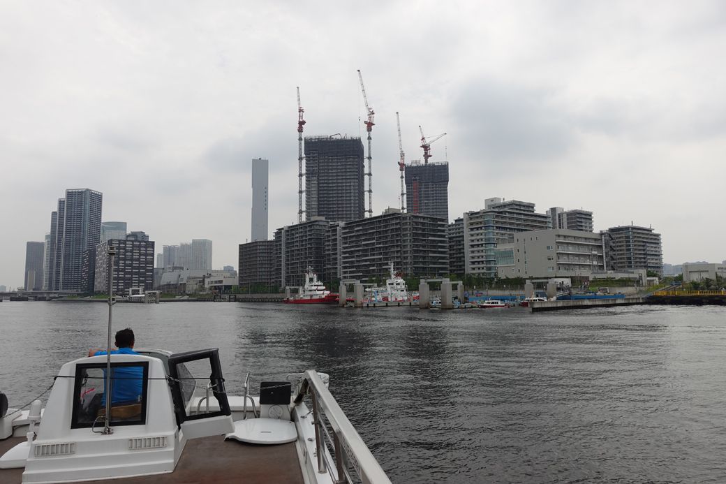 日の出桟橋沖から晴海フラッグを見渡す（筆者撮影）