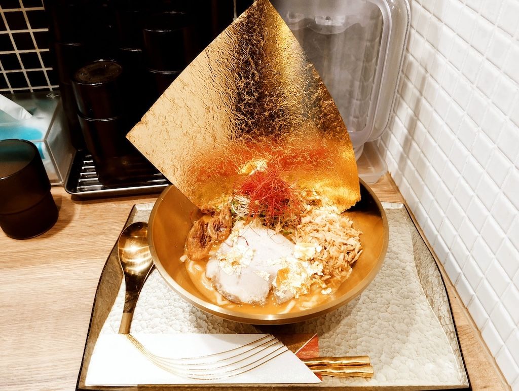 金の海老カレー家系（金箔海苔付き）（写真：ぱくさん提供）