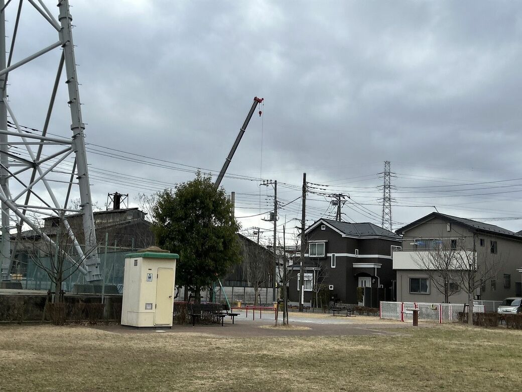 陥没事故の裏手にある、宅地の一角に位置する公園