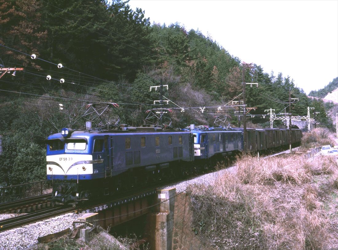 旅客用だったEF58形だが阪和線では高速性能を生かして貨物列車の牽引にあたっていた。重連で山中渓付近を走る＝1978年（撮影：南正時）