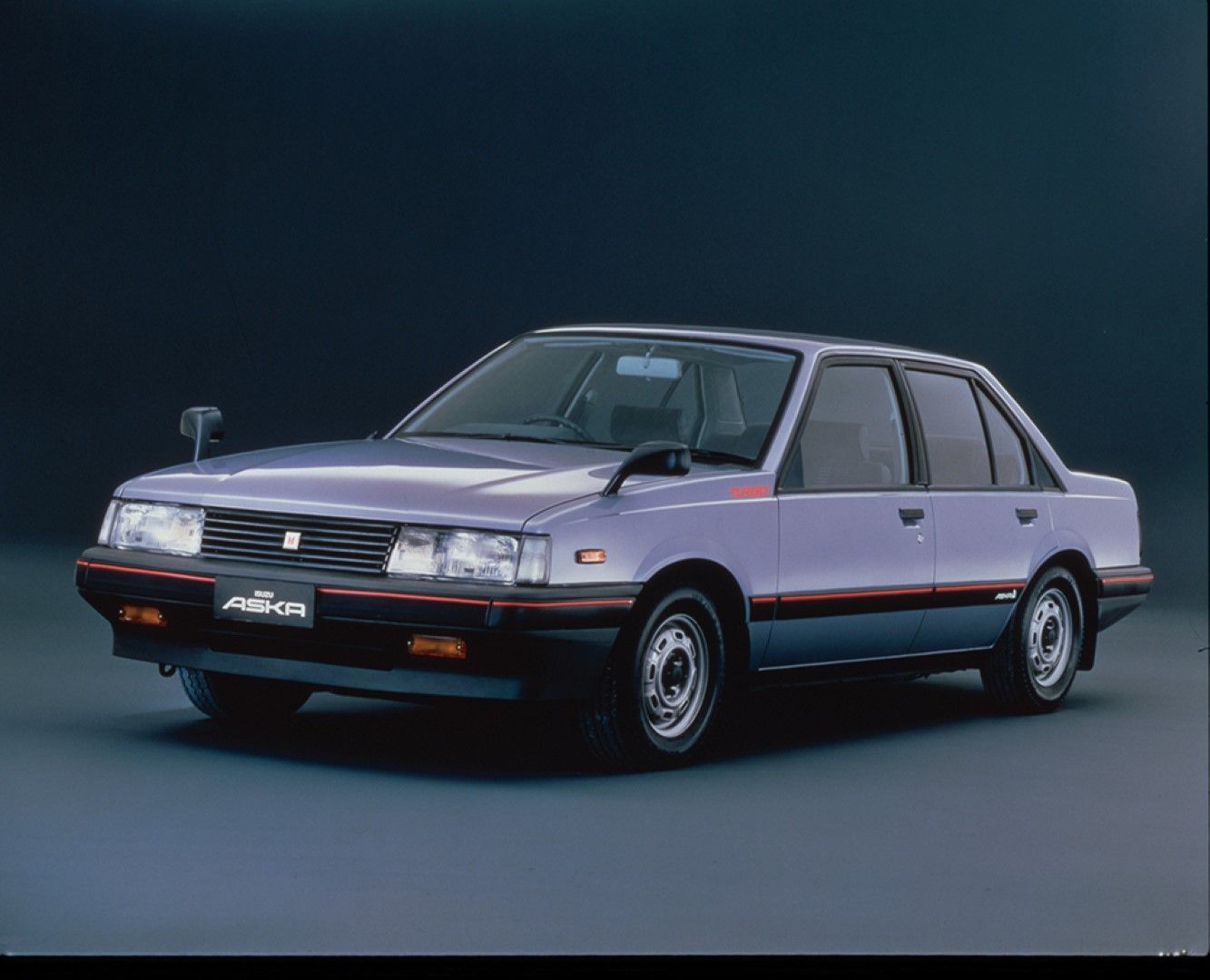 1983年発売の「アスカ」。和名車名の先駆けだった（写真：いすゞ自動車）