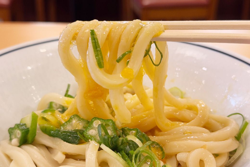 オクラでとろみがついて、スープが麺にしっかりからむ（筆者撮影）