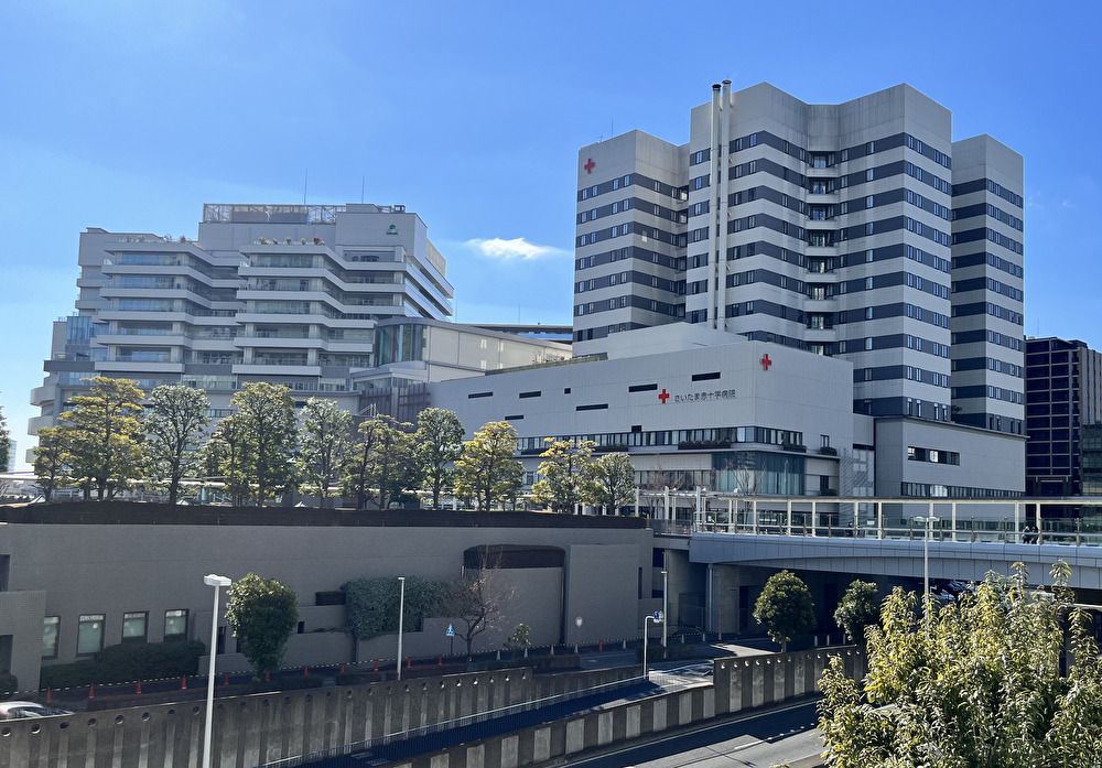 さいたま新都心駅より徒歩4分の「さいたま赤十字病院」（右）と「埼玉県立小児医療センター」（左）（筆者撮影）