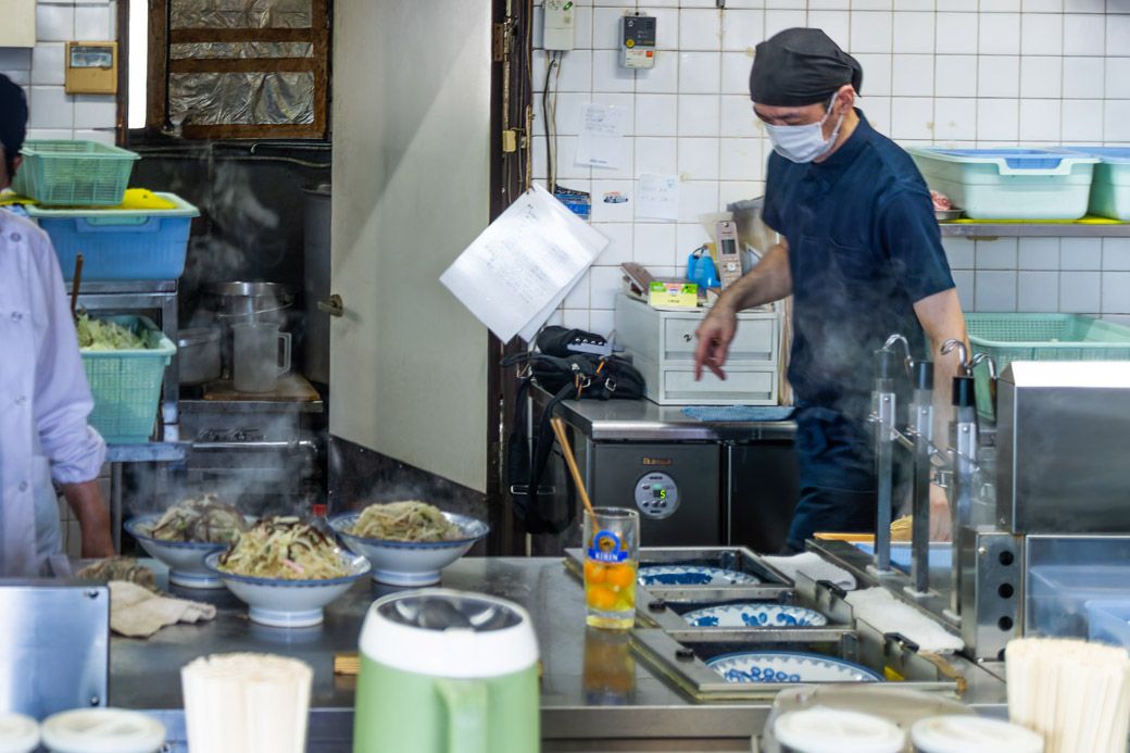 スープを注がれるのを待つ特製ちゃんぽん（筆者撮影）