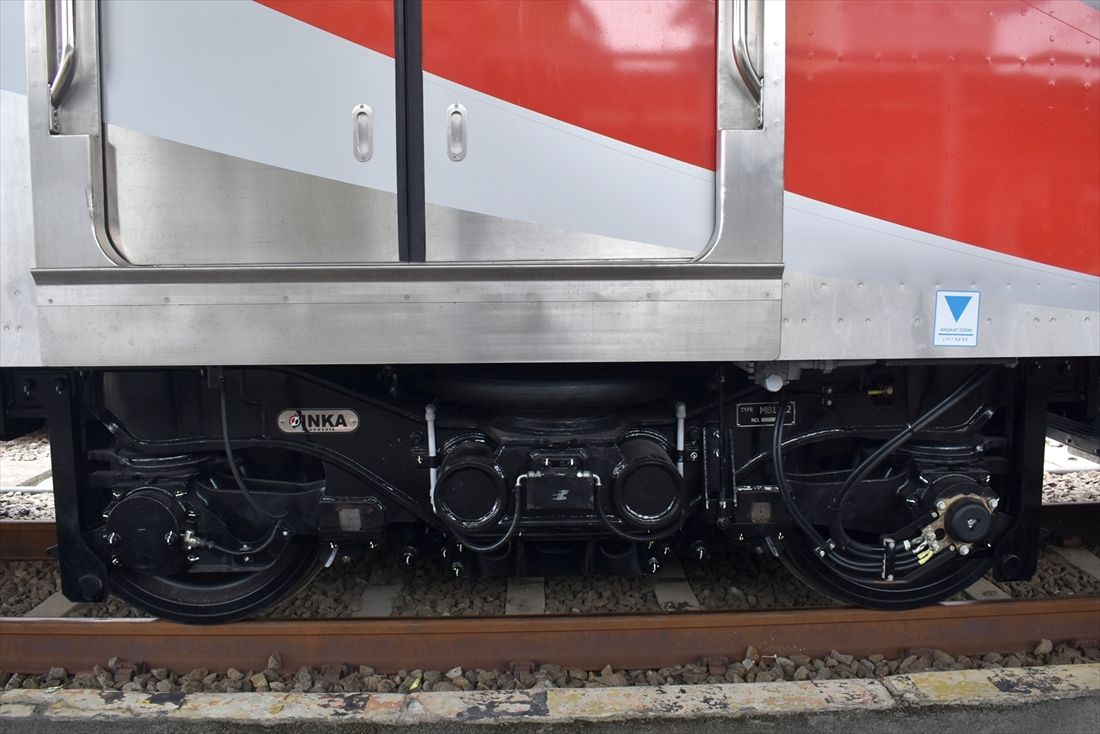 CLI-225型の台車。台車枠と軸箱を繋ぐガイドアームの付け根にフコク東海ゴムインドネシア（FTRI）製の軸箱支持ゴムが取り付けられている（筆者撮影）