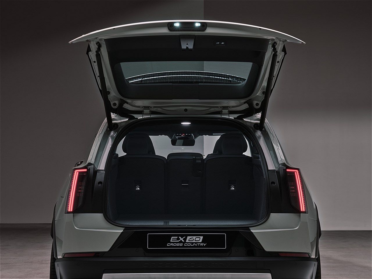 EX60と同時に発表されたボルボ「EX60クロスカントリー」（写真：ボルボ・カー・ジャパン）
