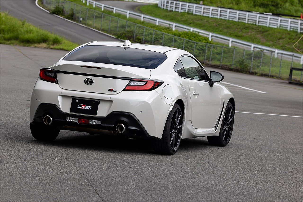 一部改良モデルのトヨタ「GR86」およびSUBARU「BRZ」のサーキット試乗会の様子（写真：三木宏章）