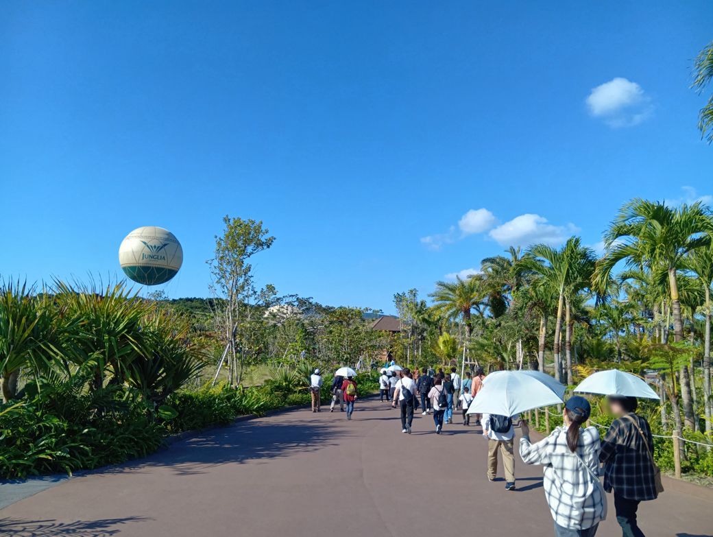 我先にと、整理券の配布場所を目指す来場者たち（写真：筆者撮影）