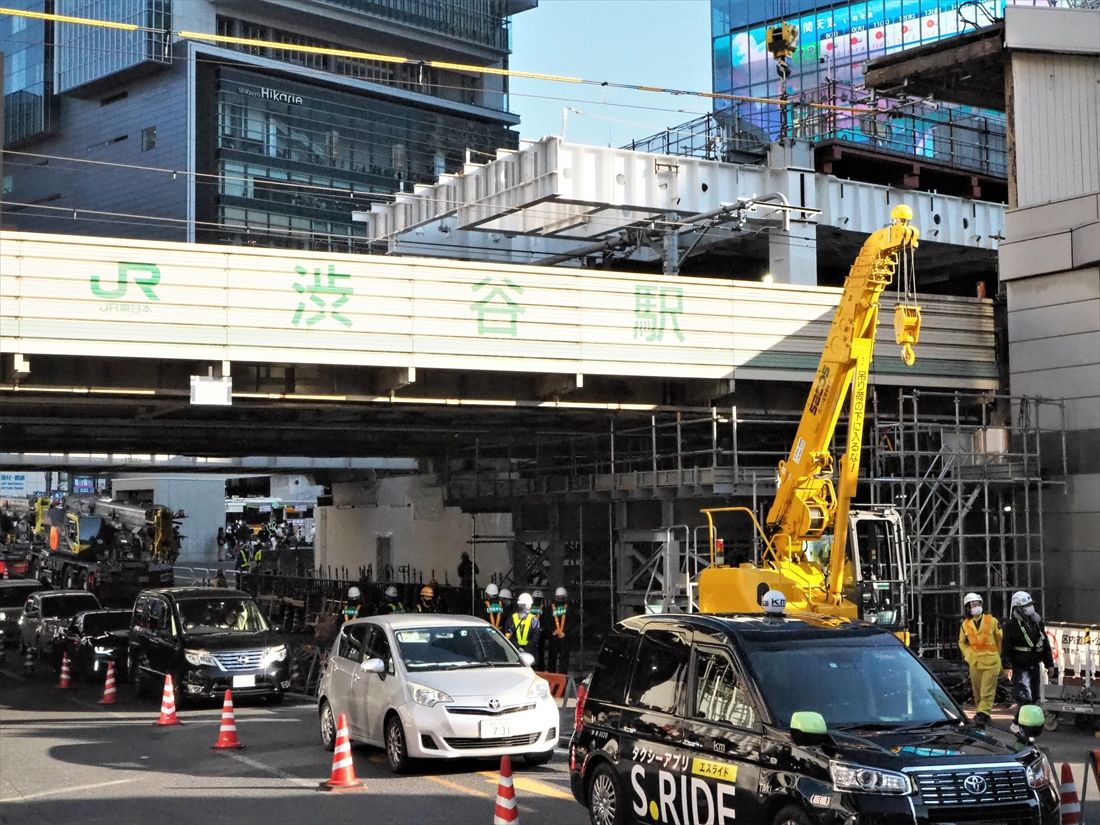 4回目の線路切り換えでは架道橋の桁も移動した＝2023年1月（記者撮影）