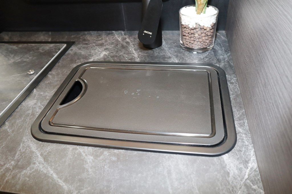 ダイレクトカーズの新作キャンピングカー「DN-75」（写真：筆者撮影）