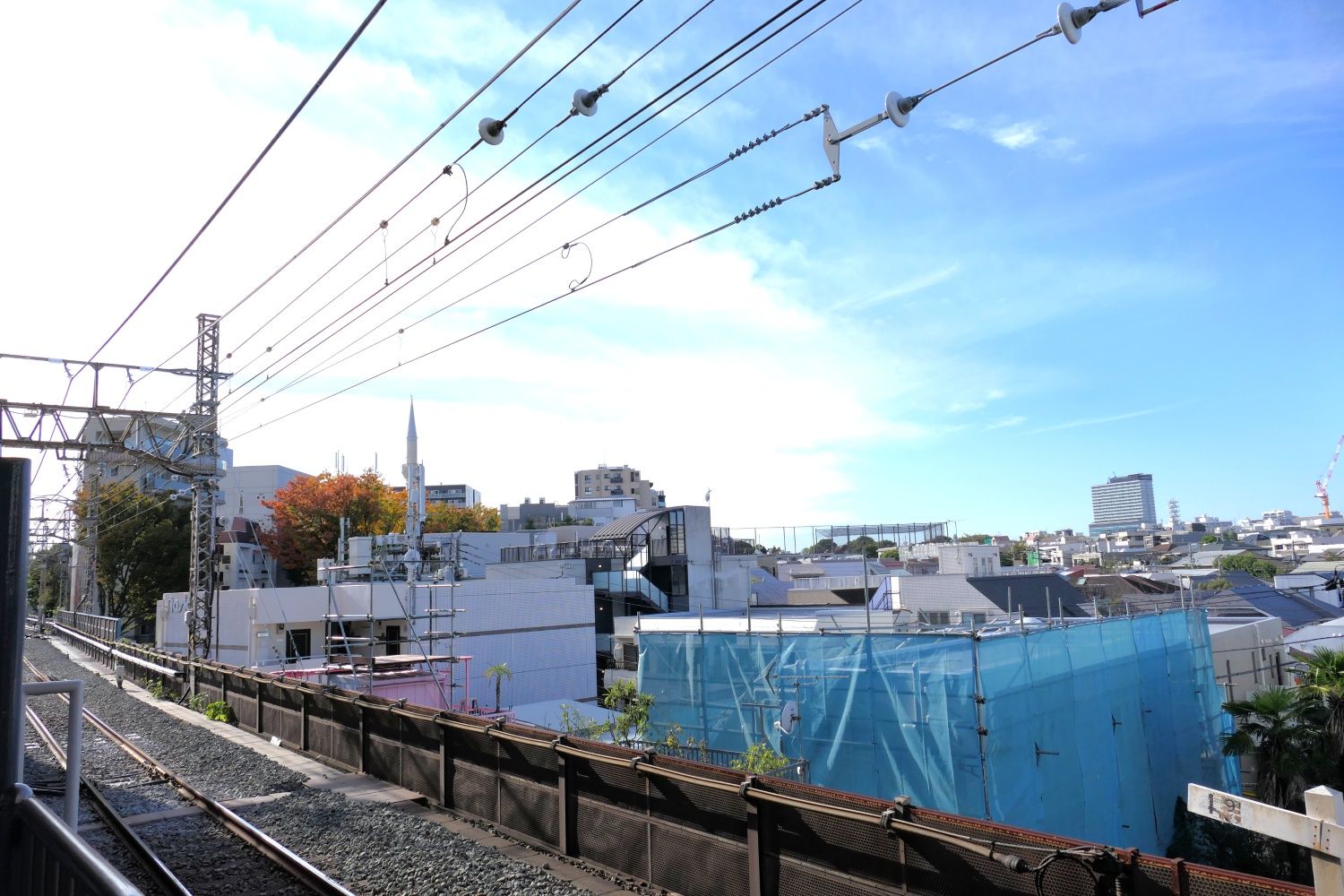 駅からはモスクの尖塔も見える（記者撮影）