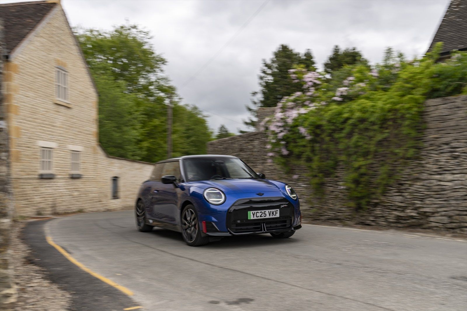 ナンバープレートの左端に緑色が入っているのがバッテリー駆動EVの証明（写真：MINI）