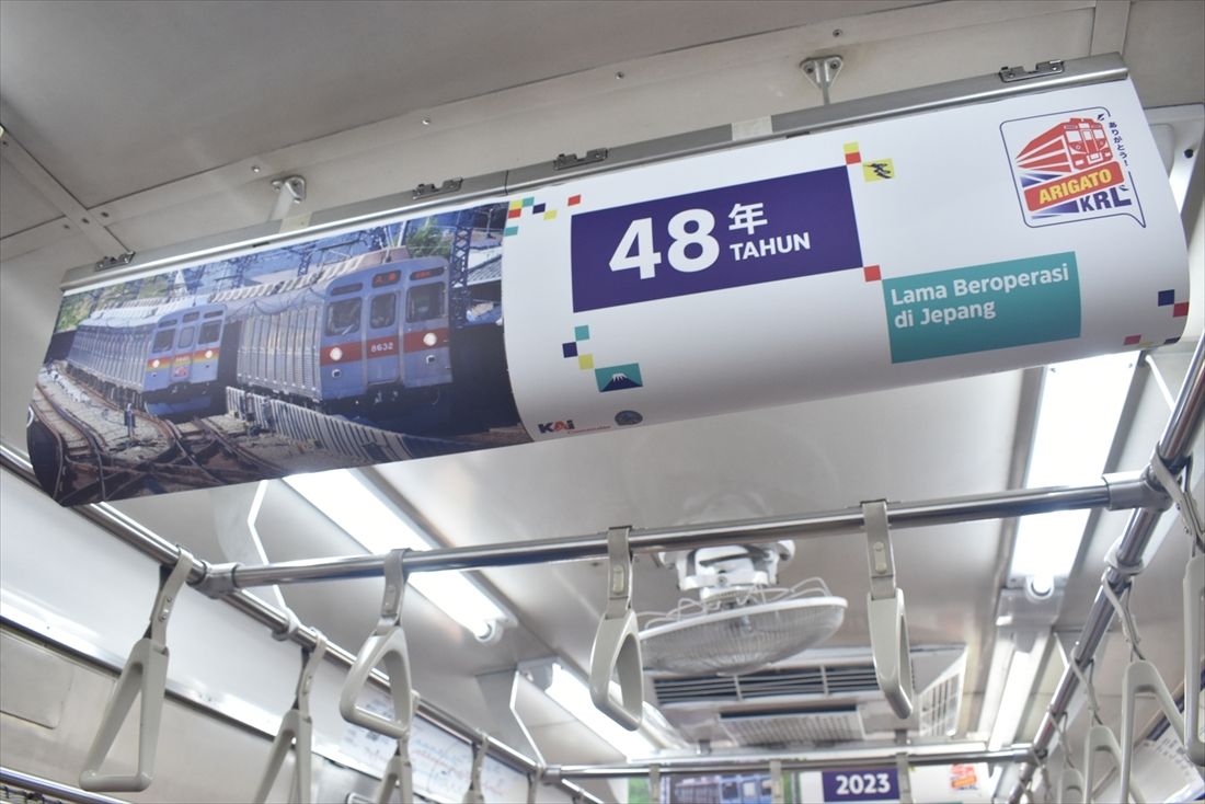 8500系8618編成の車内では、広告枠や中づりを使って車両の歴史や写真が展示された（筆者撮影）
