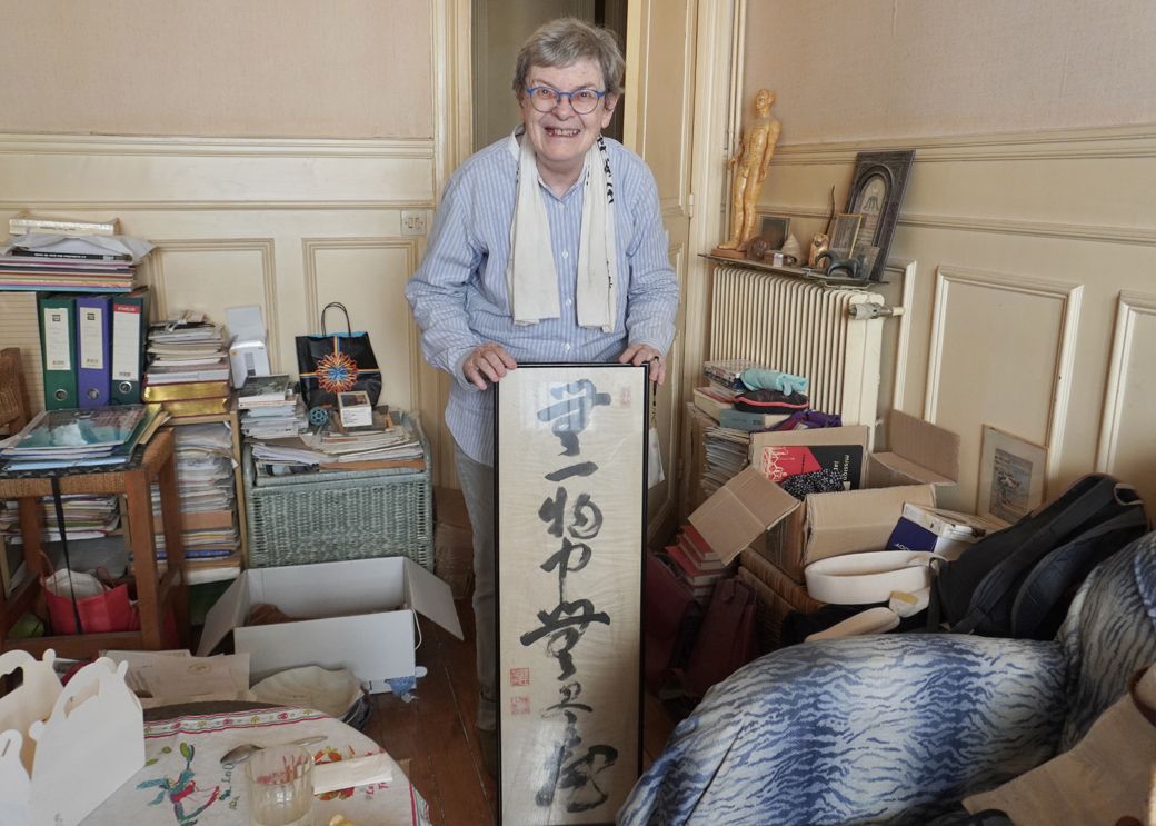 1960年代半ば頃、フランスで禅を広めた弟子丸泰仙の書。「弟子丸先生の人格そのままの力強い字」とドミニクさん。ドミニクさんの父親は禅にも明るく、文学にも芸術にも宗教にも好奇心を持っていた人だった（筆者撮影）