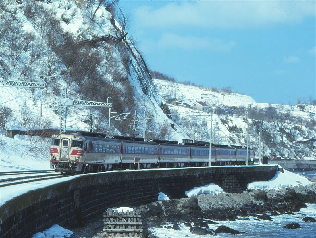 雪の海岸線を走る特急「北海」（撮影：南正時）