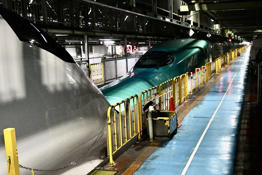 荷物専用新幹線はE5系「やまびこ」と連結して運行する（記者撮影）