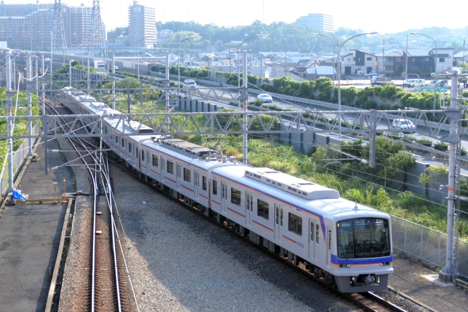 5507編成は青とオレンジのラインの南海カラーに塗色変更された（記者撮影）