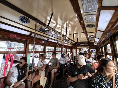 リスボンのトラム旧型車両路線の利用者はほぼ観光客（筆者撮影）