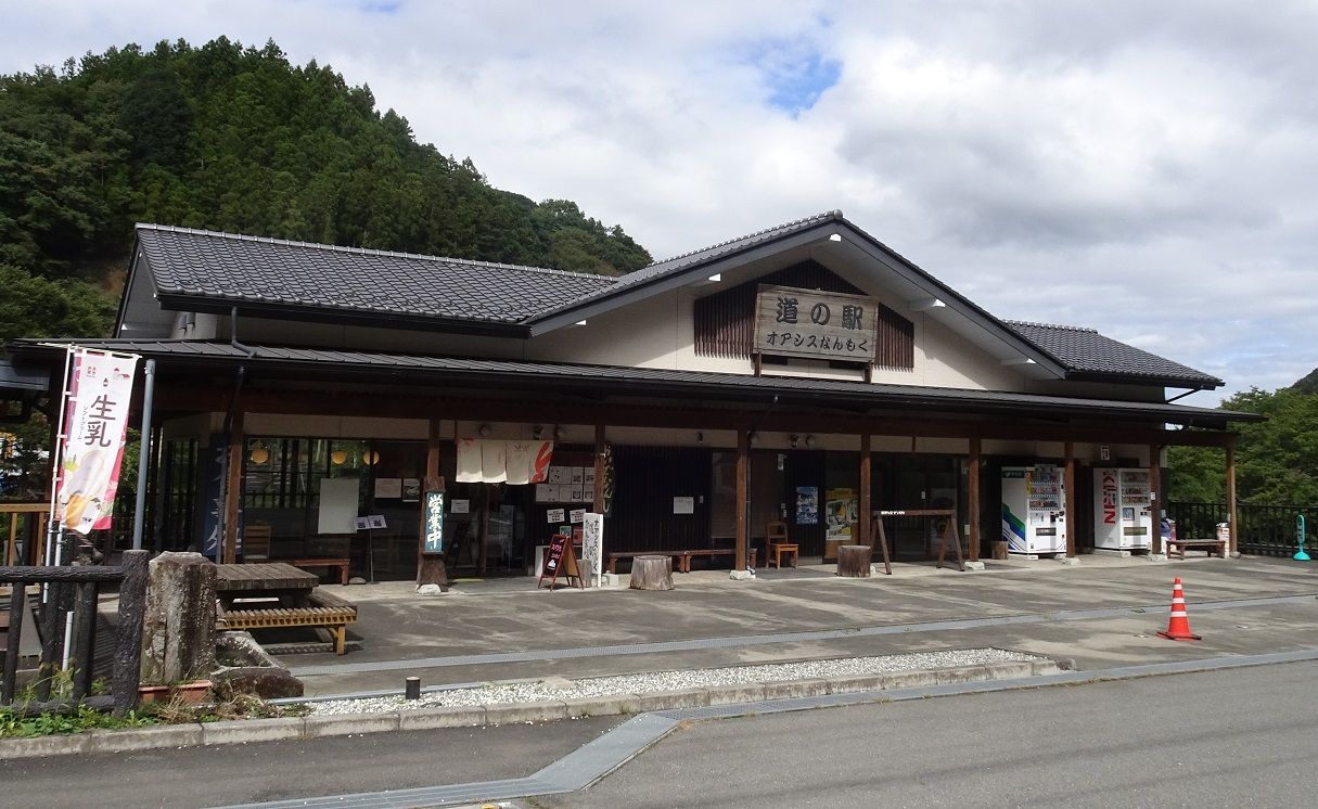 県道沿いに立つ道の駅では、特産のこんにゃくなどを販売。地域の有力な雇用創出先でもある（記者撮影）