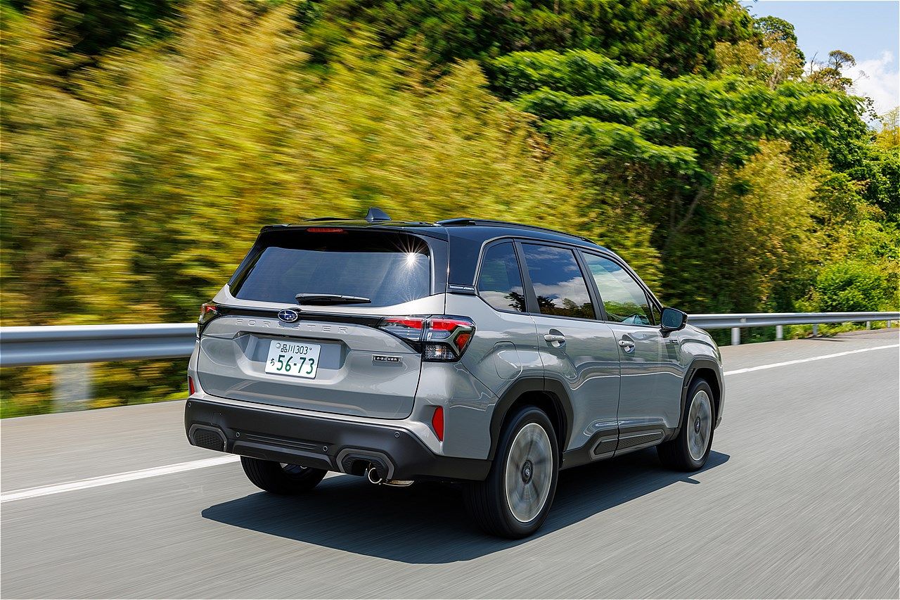 スバルの新型「フォレスター Premium S:HEV EX」（写真：SUBARU）